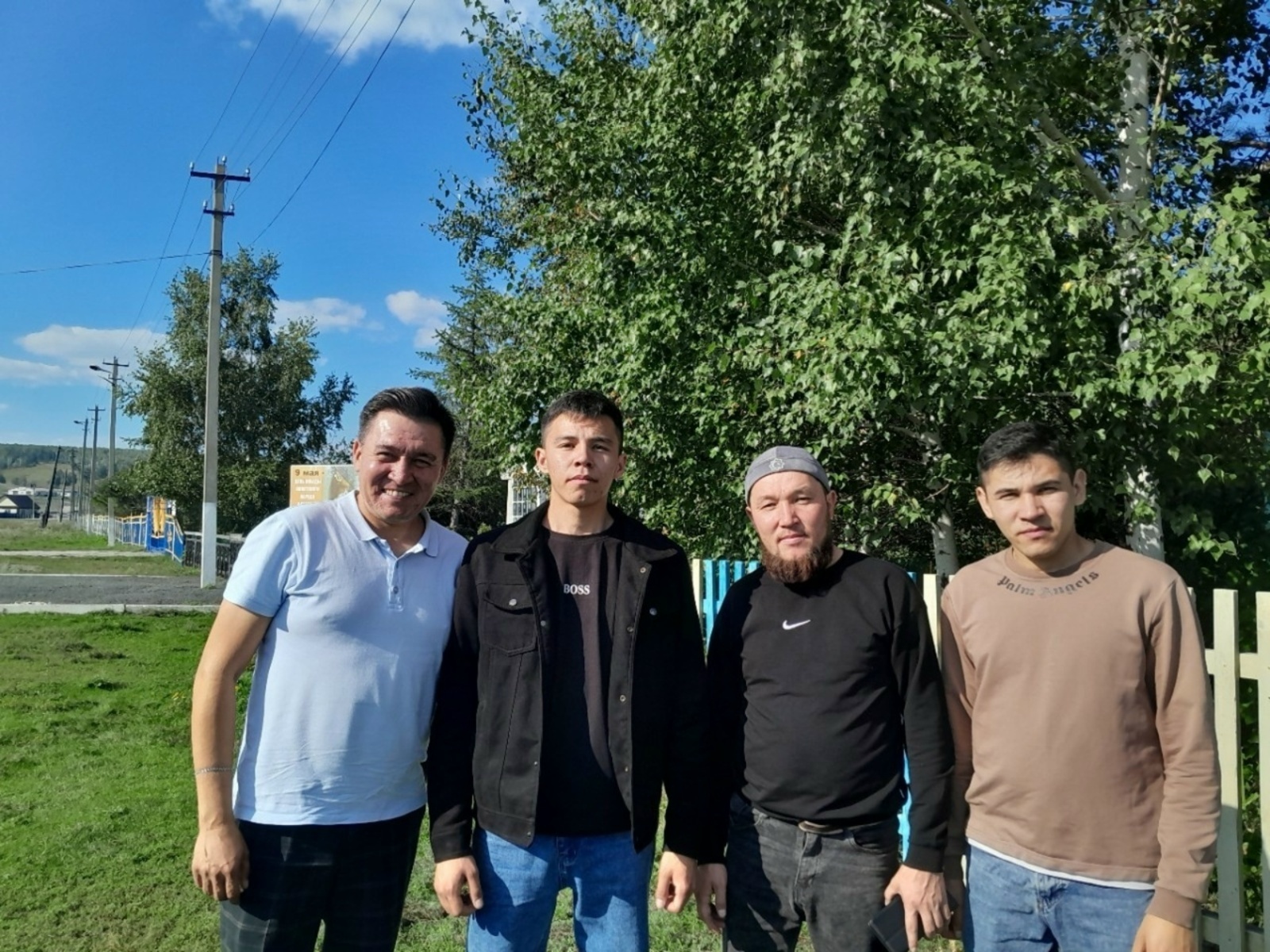 Бер ғаиләнән - дүрт йырсы егет!