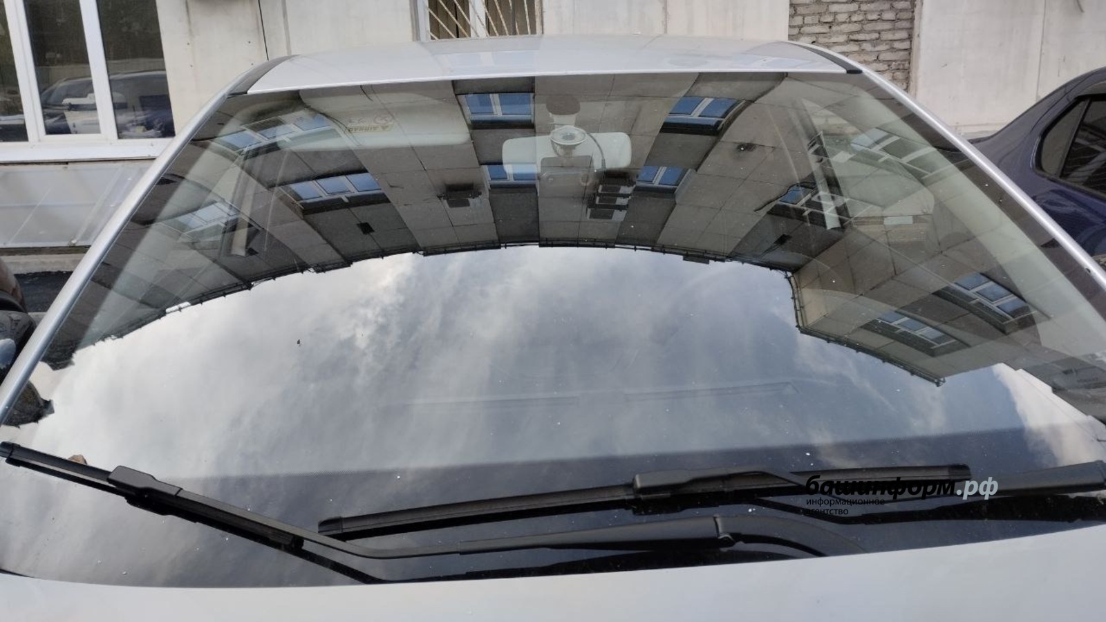 В России вступил в силу запрет о неправильном устанавливании гаджетов на лобовое стекло автомобиля