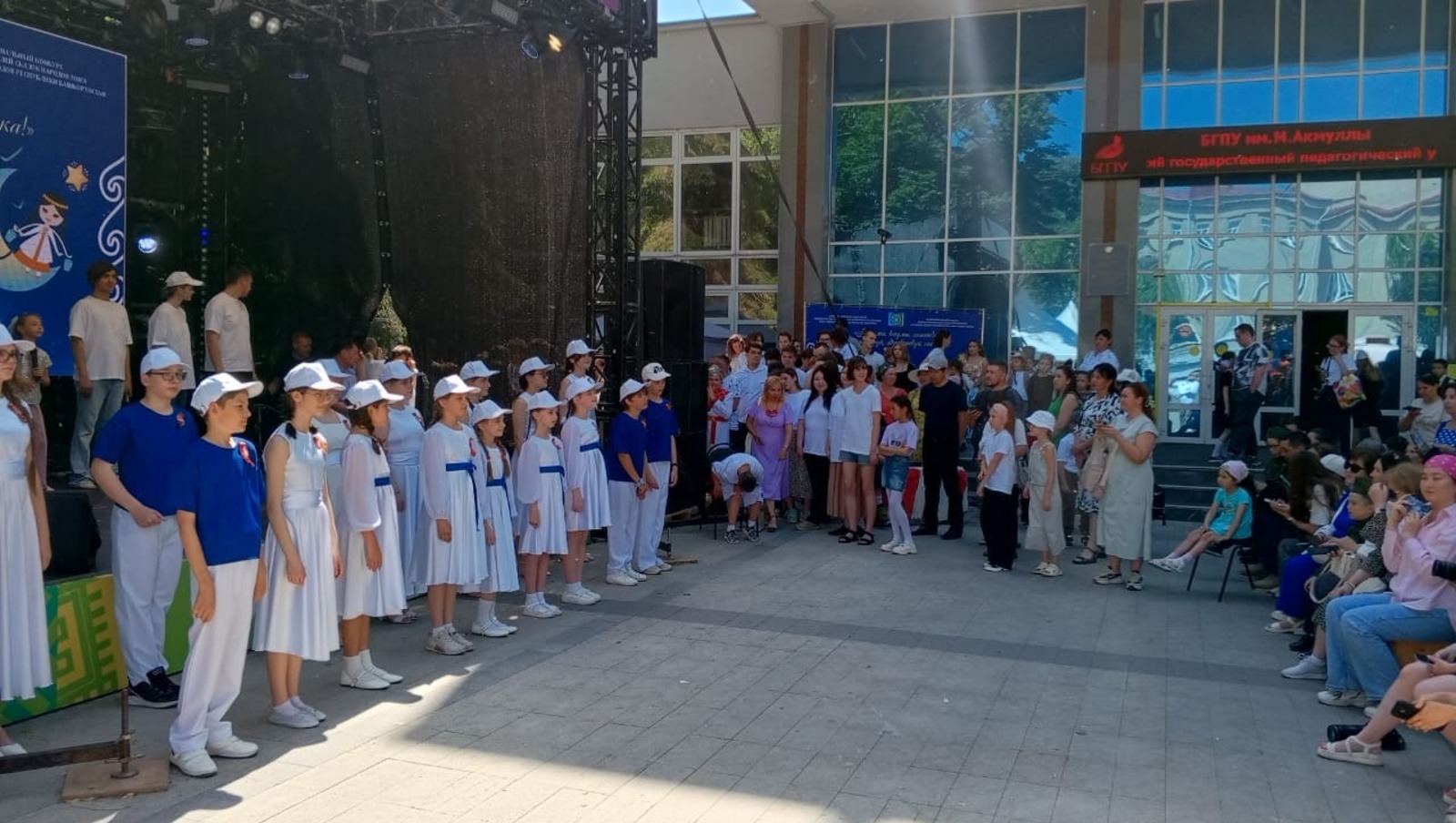 В Уфе на «Китап-Байраме» провели песенный флешмоб ко Дню защиты детей