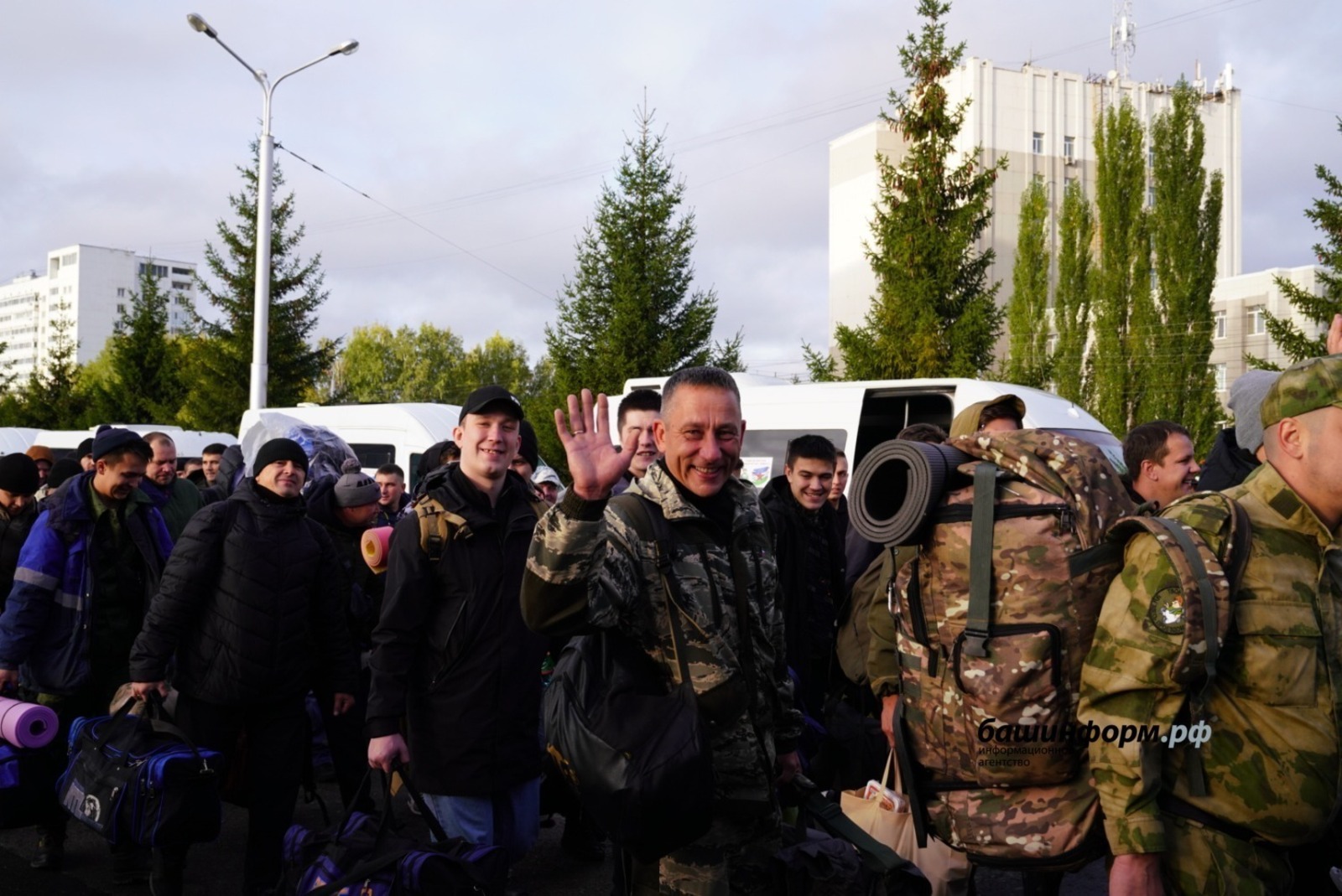 «Беҙ Еңеү менән ҡайтырбыҙ!» – Өфө мобилизацияланған хәрби хеҙмәткәрҙәрҙең йыйылма отрядын оҙатты
