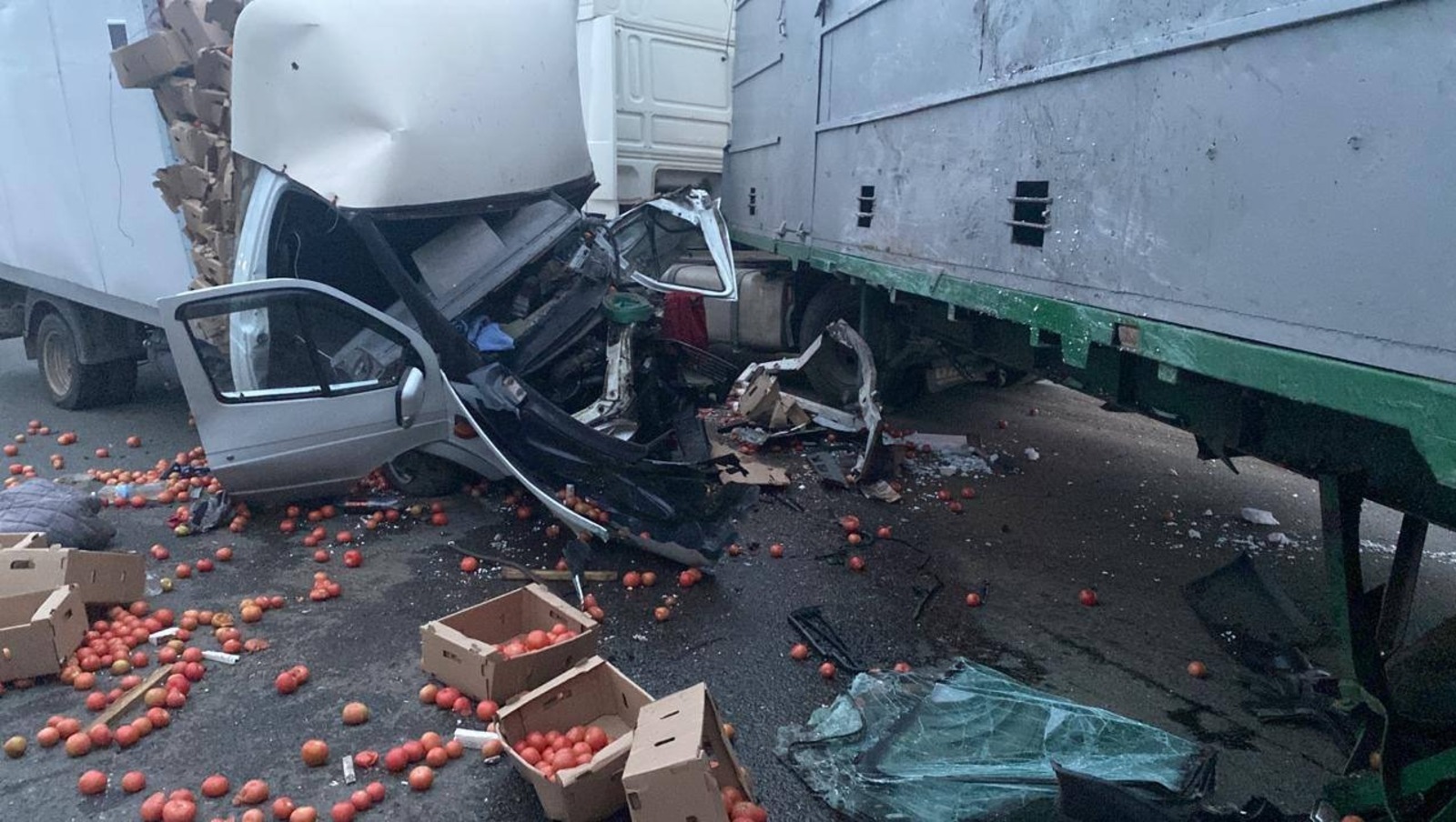 В Башкирии водителю, зажатому в искореженном в ДТП грузовике, потребовалась помощь спасателей