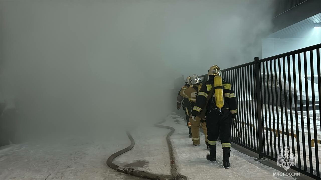 В Уфе ликвидируют пожар в торговом центре