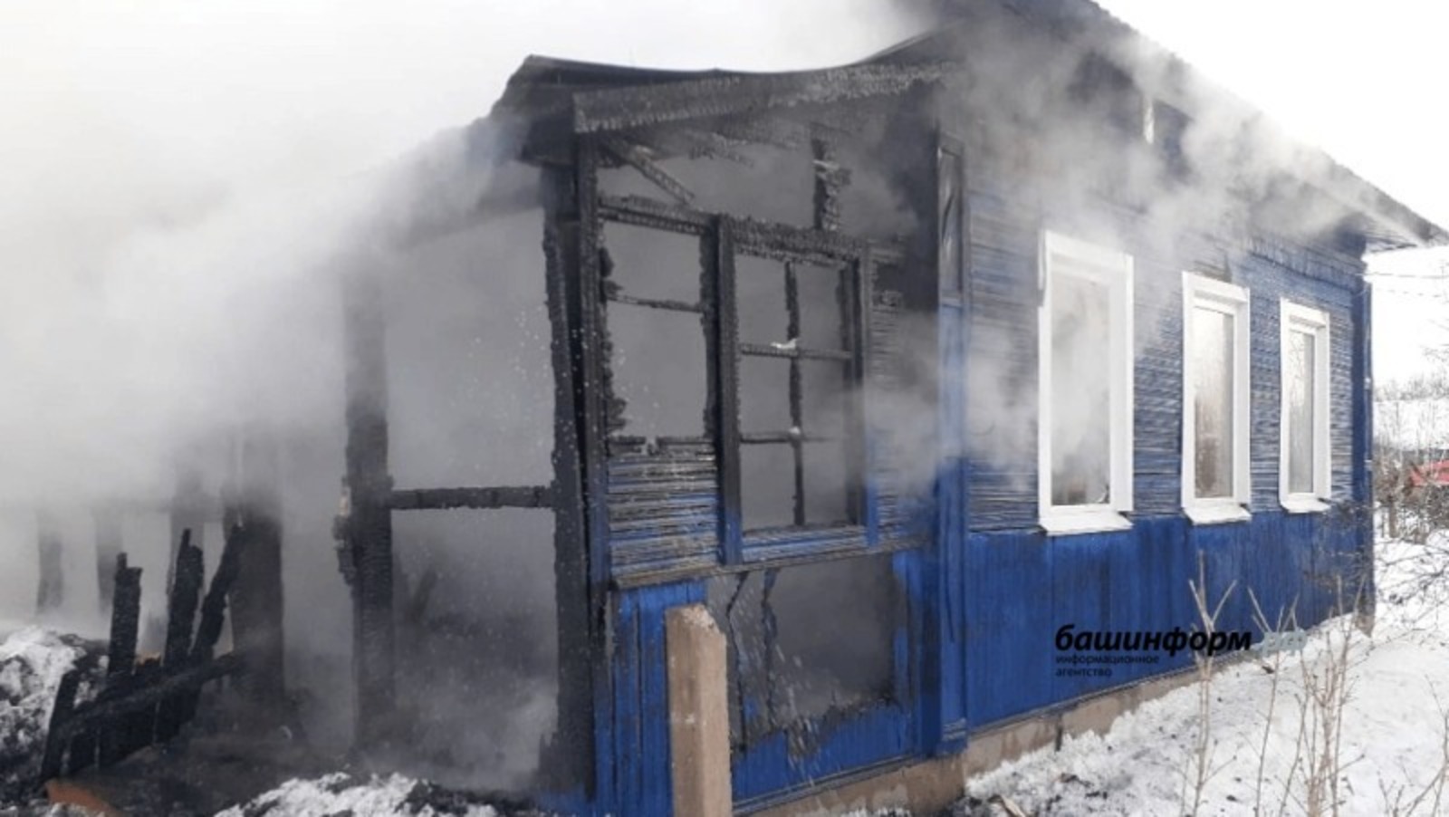 В Башкирии 13-летняя девочка смогла самостоятельно выбраться из горящего дома