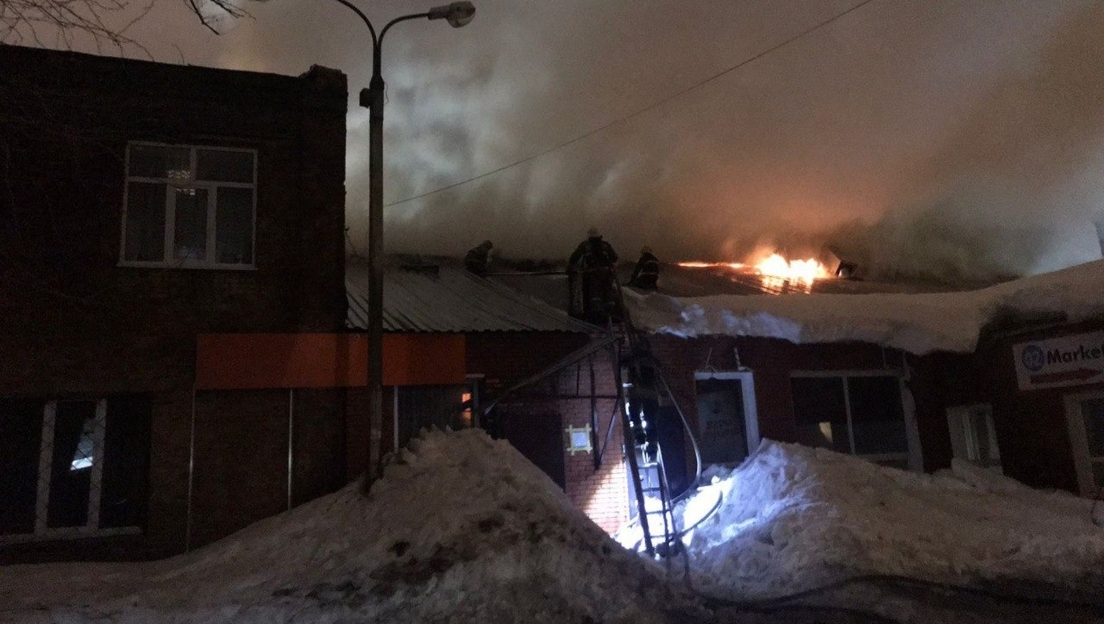В центре Уфы возгорание в «сложном» здании тушили 50 пожарных