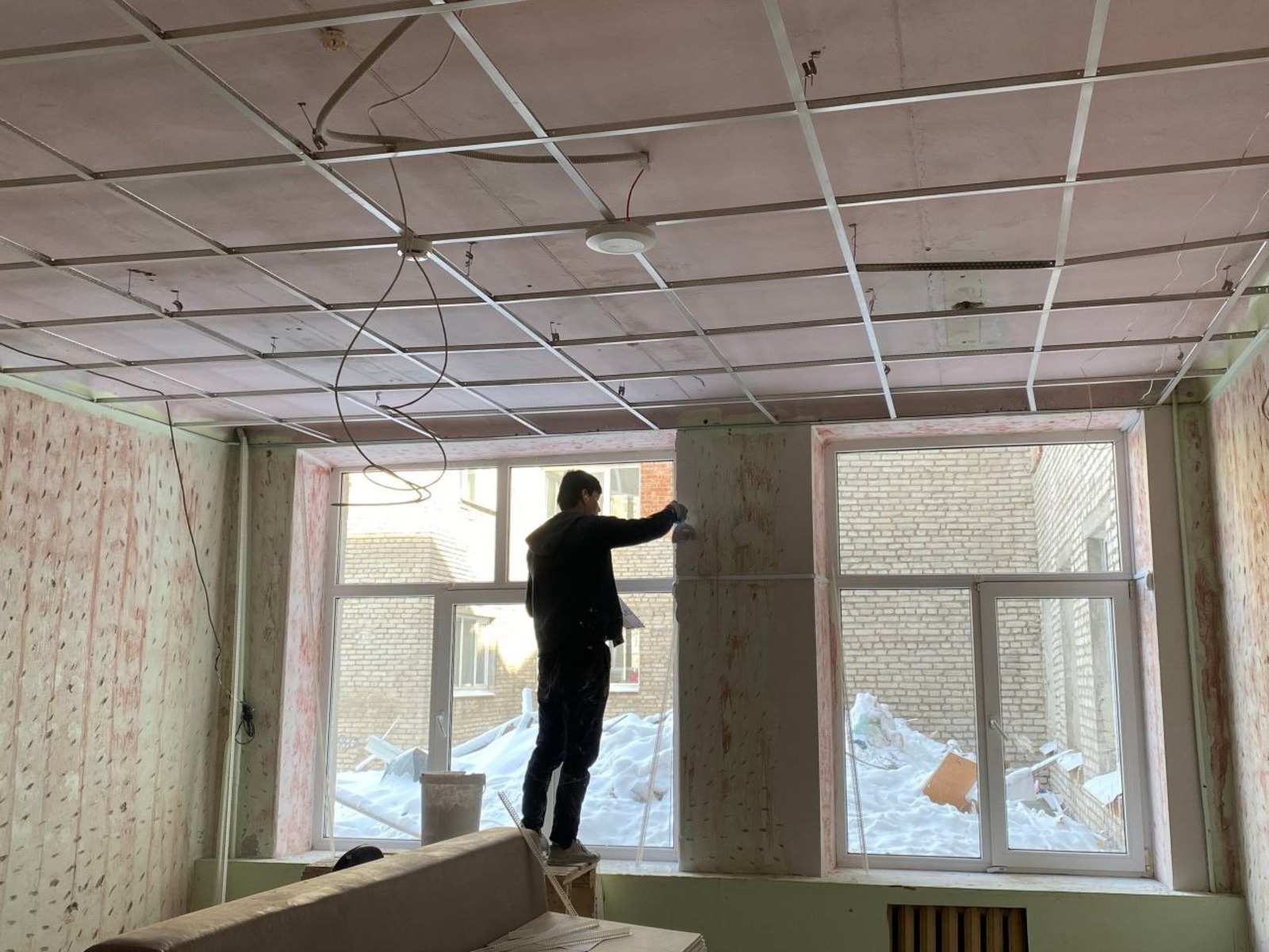 Глава района Уфы показал ход ремонта в затонской школе