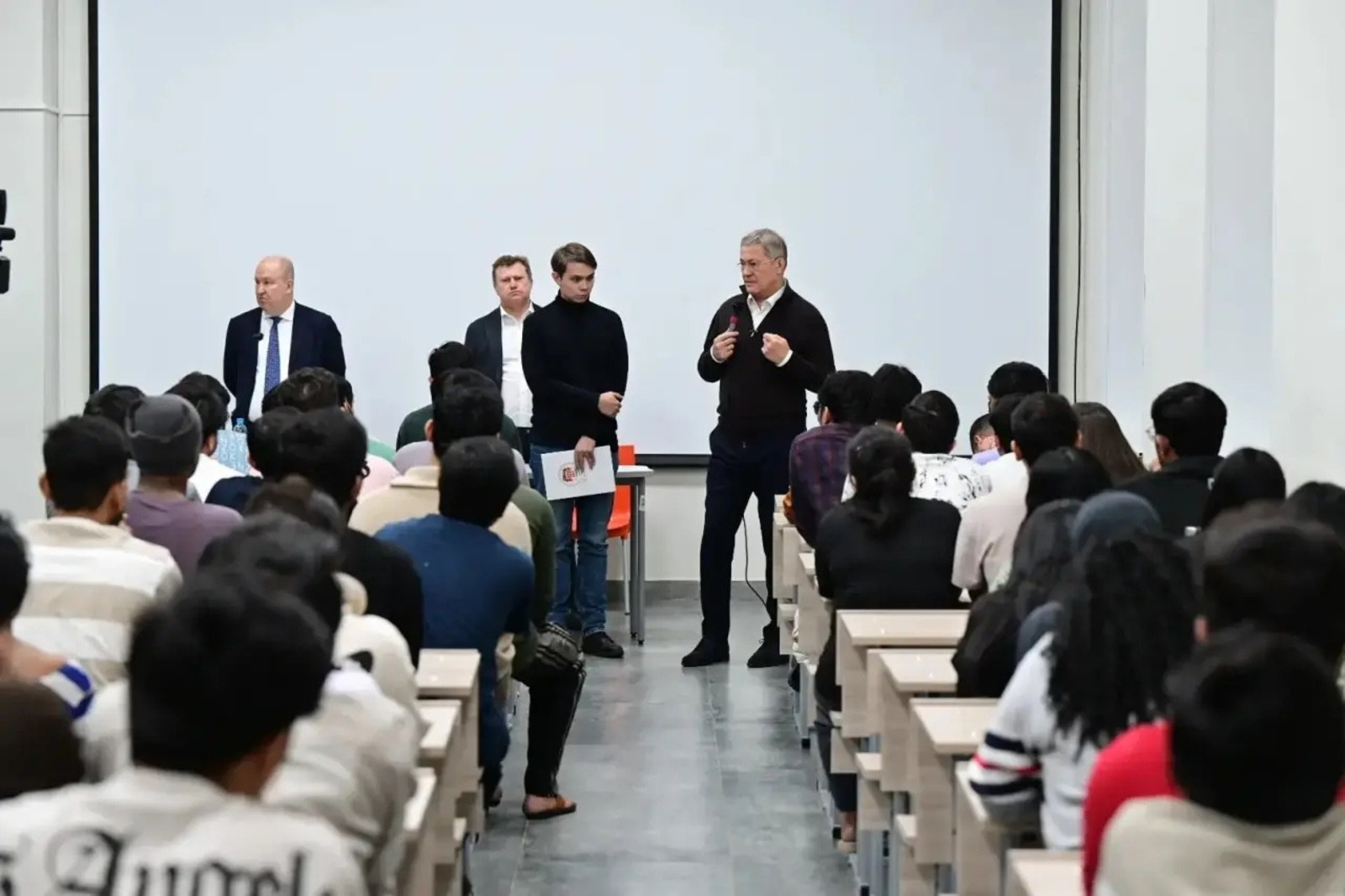 Хабиров встретился с индийскими студентами после нападения в общежитии БГМУ