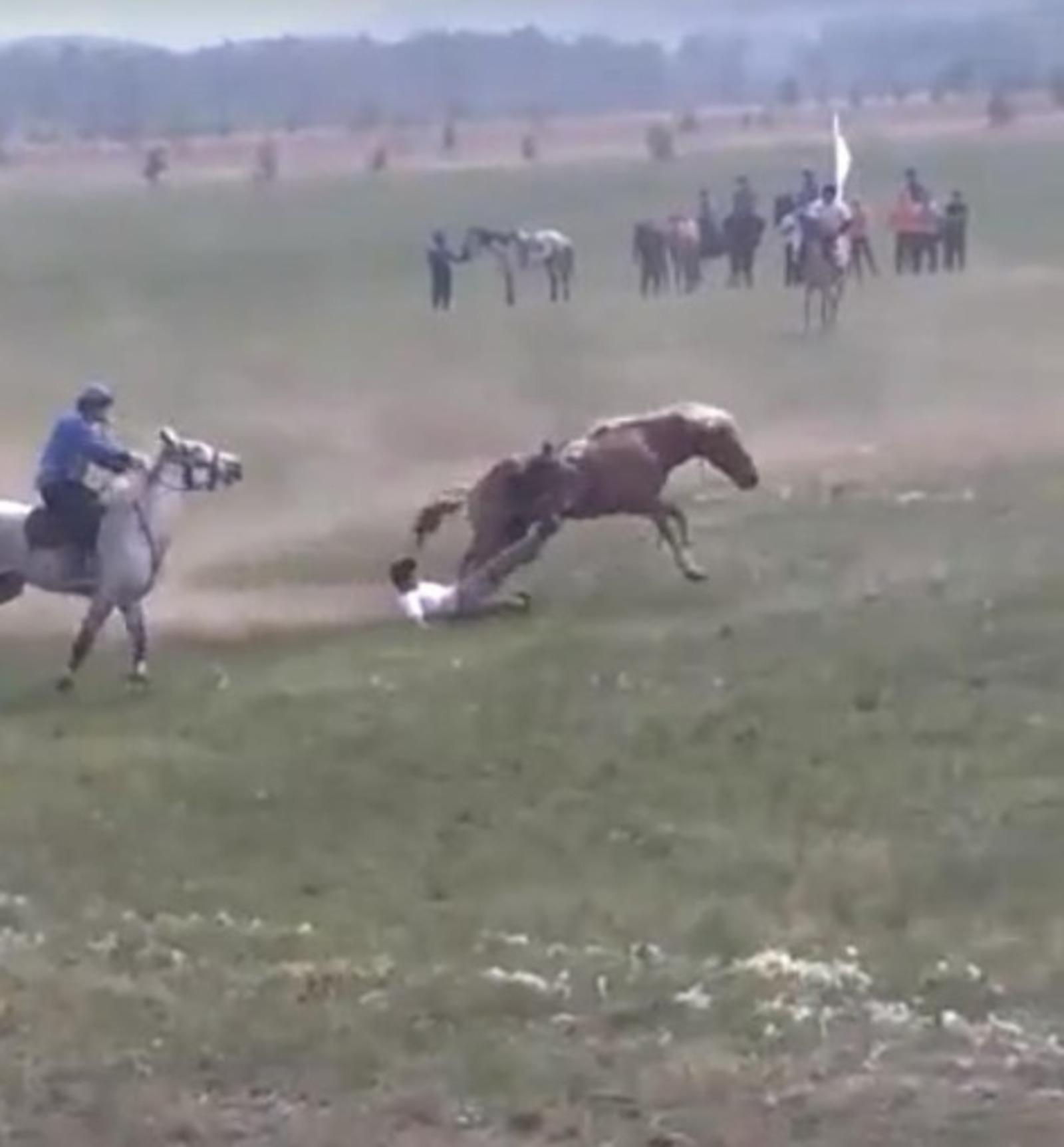 На сабантуе в Башкирии лошадь сбросила и едва не затоптала всадника