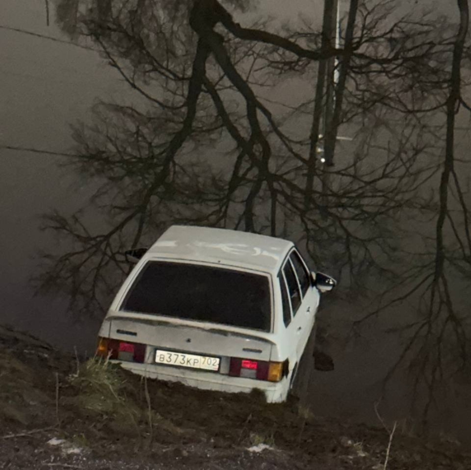 В Уфе автомобиль оказался в пруду